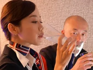 Bị vợ bạn lén lút bú buồi trong bếp