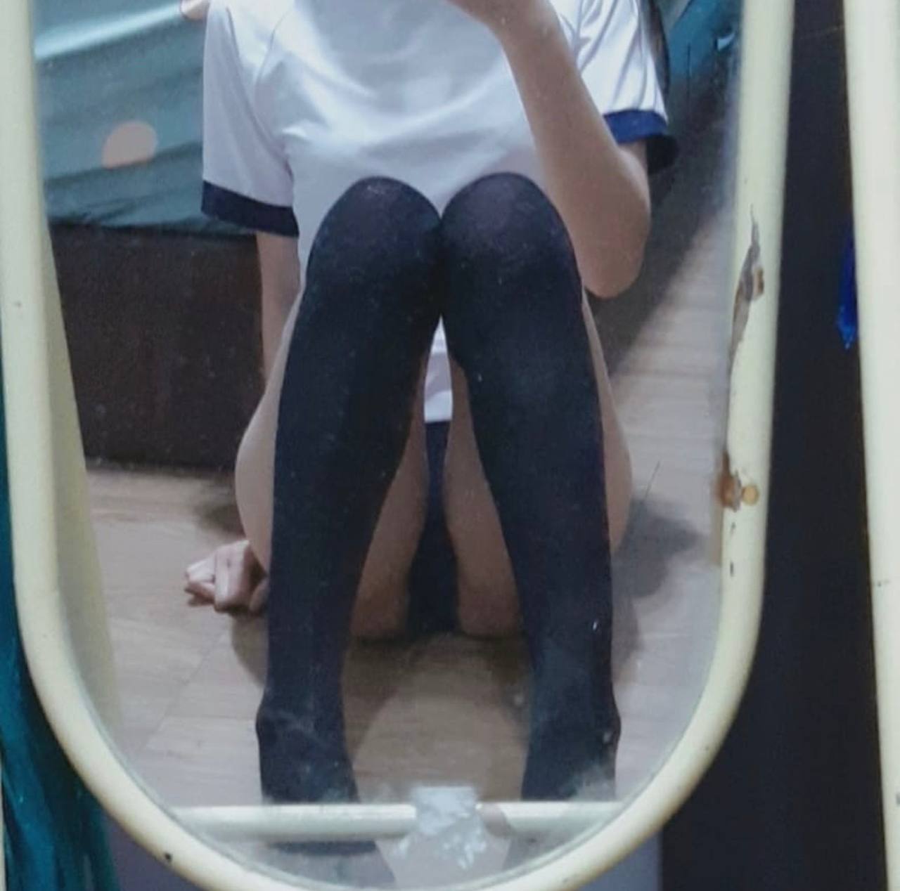 Chúng ta hãy thương lượng giá trước nhé. Con mèo này trông khá dữ tợn và tiếng hét của nó cũng rất hay.