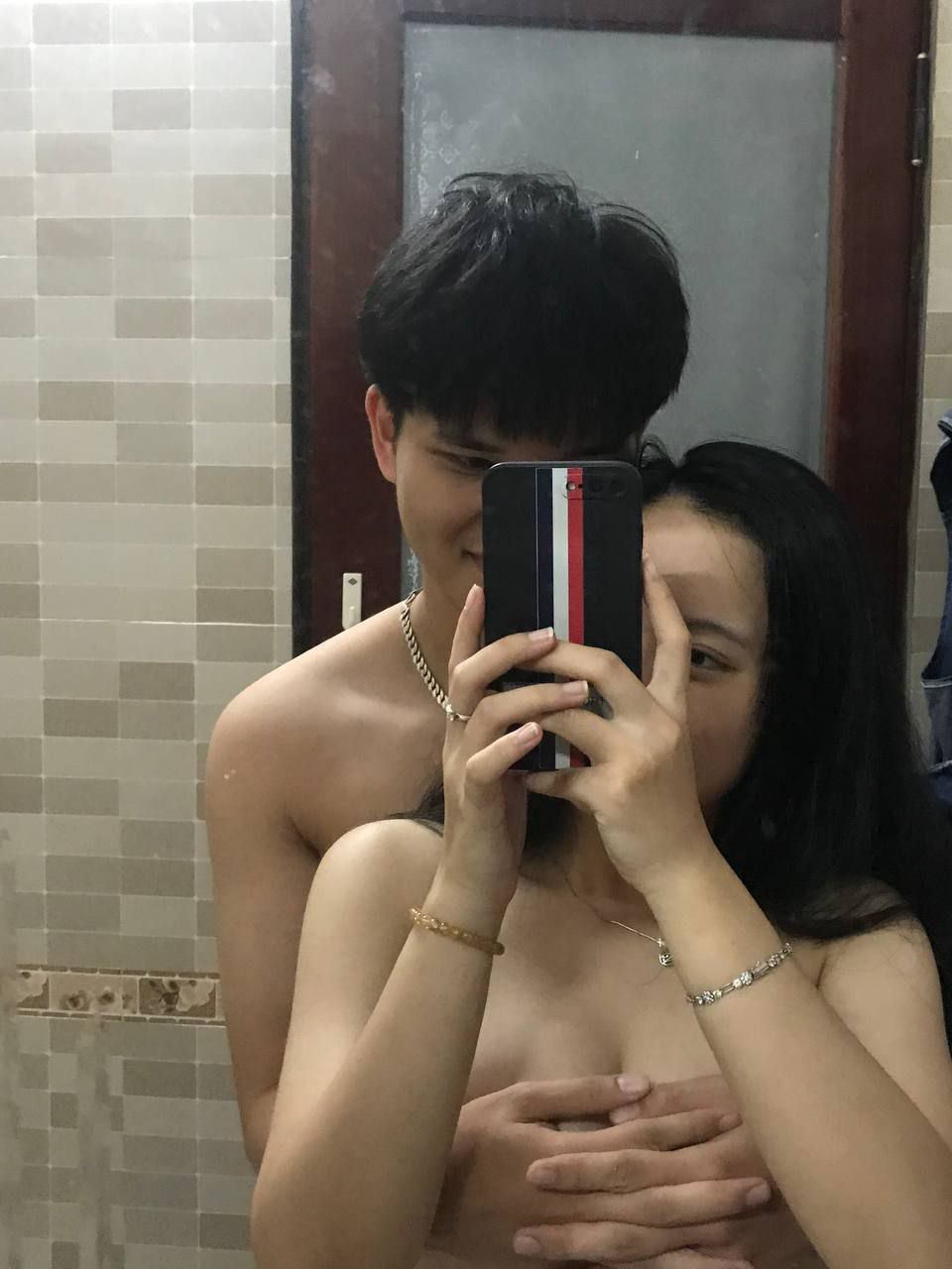 Hai chị em mặt trẻ thơ, một người tóc ngắn và đầy đặn, người kia buộc tóc đuôi ngựa, một người chồng và hai cô con gái, để bạn tận hưởng sự đối xử của một hoàng đế, thật tuyệt vời